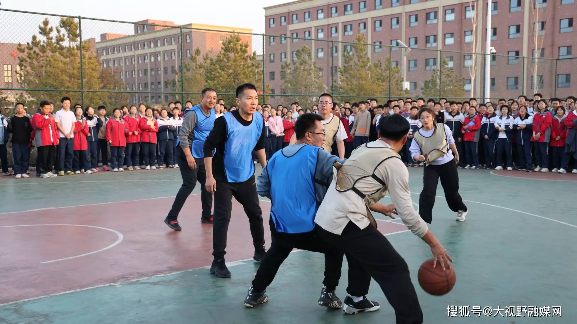 拉开对抗序幕，运动员们在比赛中励精图治