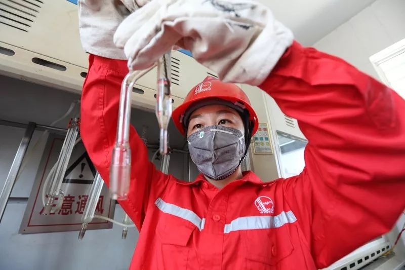 开云体育官网-关于挥汗如雨，球员奋力奋斗抓住胜利机会的信息