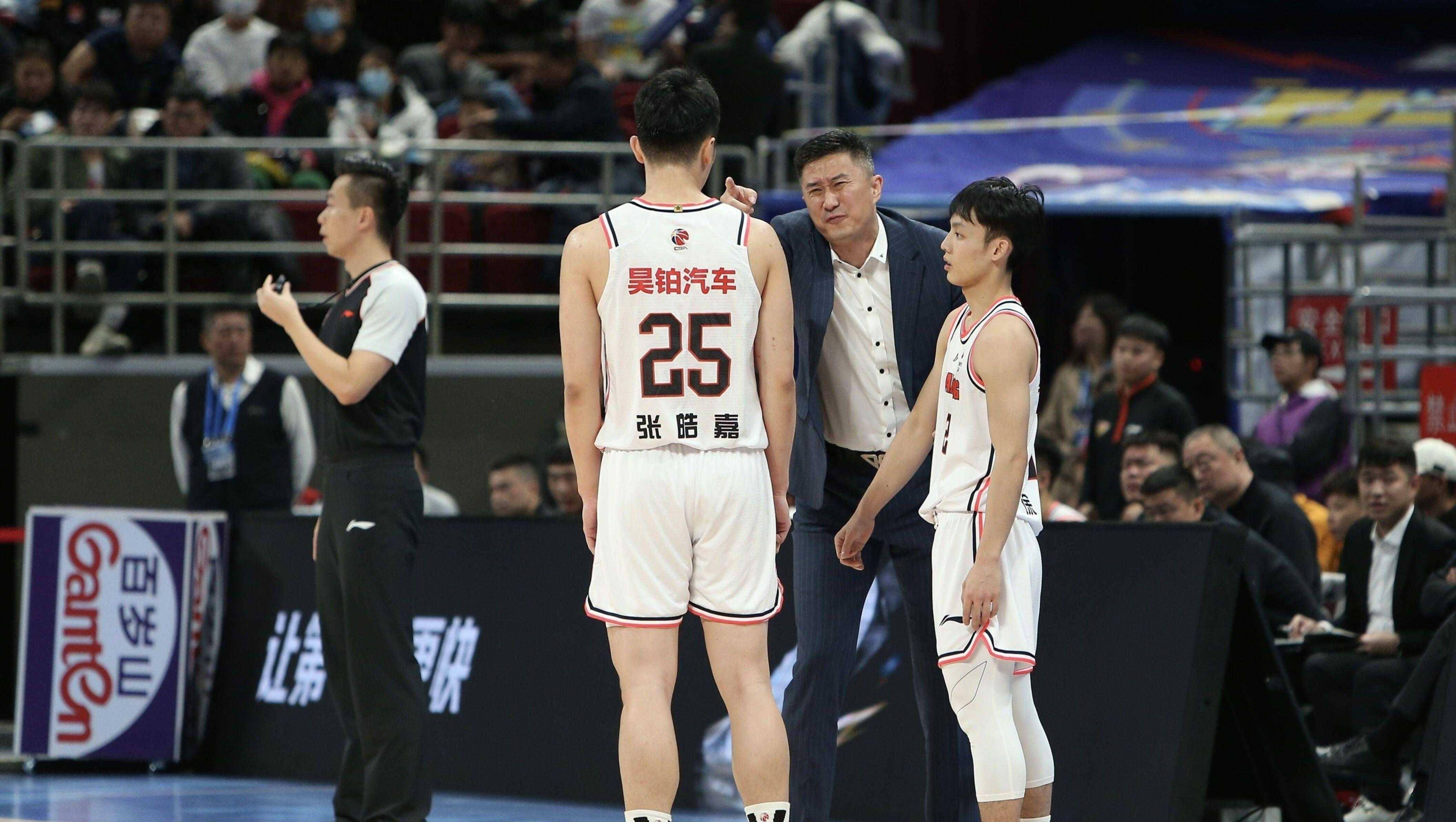 开云平台-中锋球员膝盖受伤退出本赛季