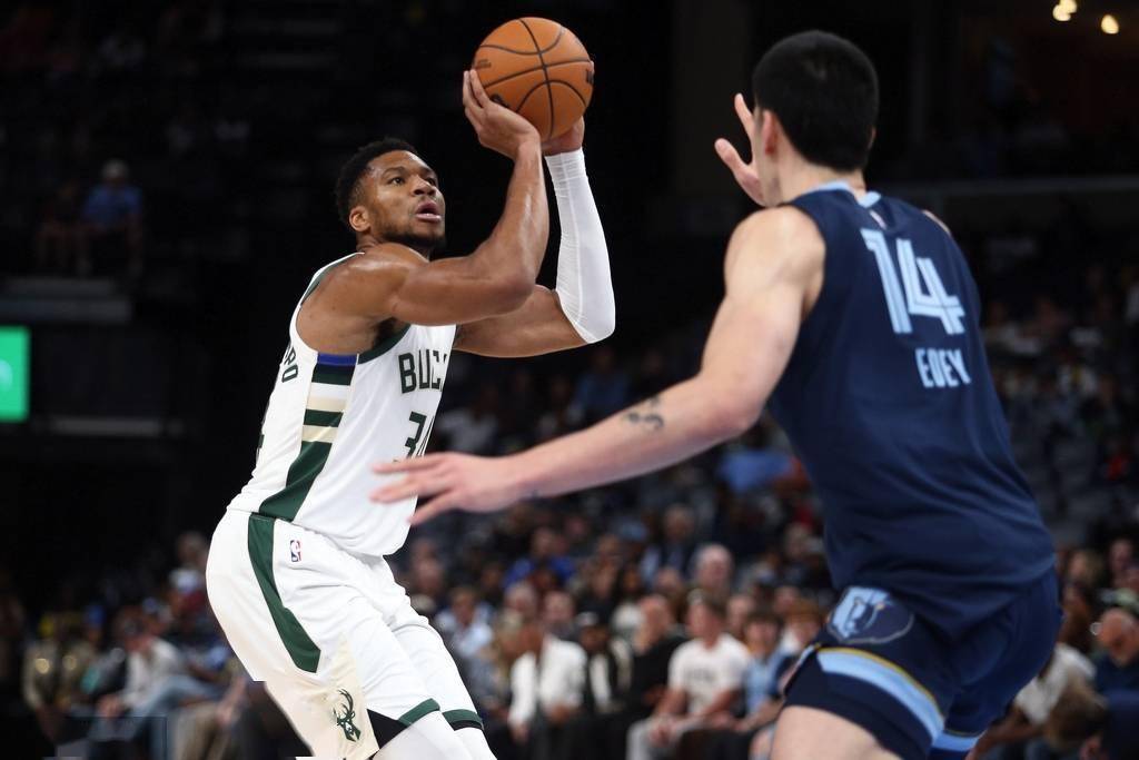 雄鹿主场击败湖人，阿德托昆博全方位表现赢得比赛