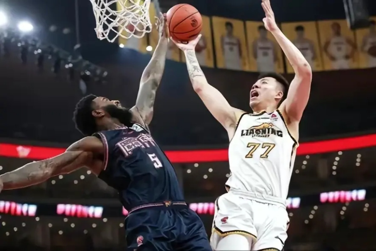 关于后卫球员在比赛中发挥稳定，助队获得胜利的信息